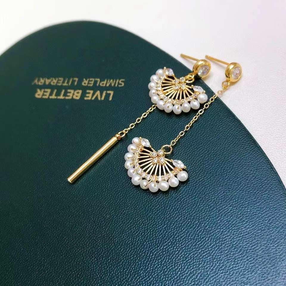 Fan-shaped Asymmetrical Pearl Earrings